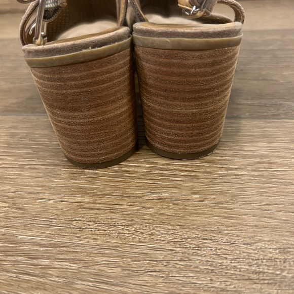 Franco Sarto Hartlet2 Suede Perforated Peep Toe Block Heel Sandals Taupe Sz 8.5 - Picture 4 of 8